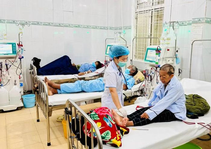 Với những bệnh nhân nghèo, khó khăn, nỗi lo chi phí khám chữa bệnh luôn thường trực mỗi khi nằm viện. Ảnh: N.N