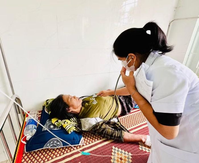 Bác sĩ thăm khám cho bà Siu H’Din tại Trung tâm Y tế Đức Cơ. Ảnh: N.N