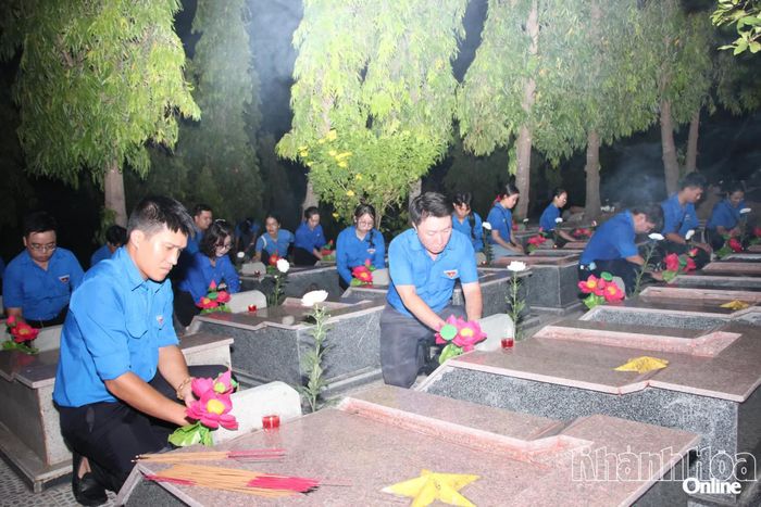Đoàn viên thanh niên dâng hương, thắp nến tri ân các anh hùng, liệt sĩ tại Nghĩa trang liệt sĩ Hòn Dung.