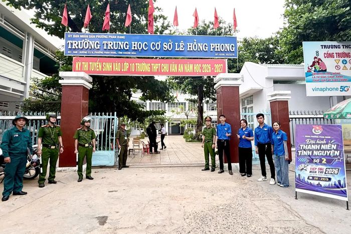Đoàn phường Phan Rang tiếp sức mùa thi tại điểm thi Trường THPT Lê Hồng Phong (phường Phan Rang).