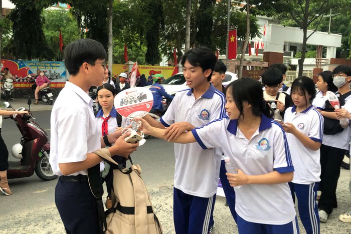 Đoàn viên, thanh niên phường Phan Rang phát nước uống miễn phí cho các sĩ tử.