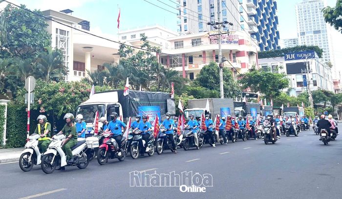 Đoàn viên thanh niên truyền thông trên các tuyến đường chính của phường Nha Trang.