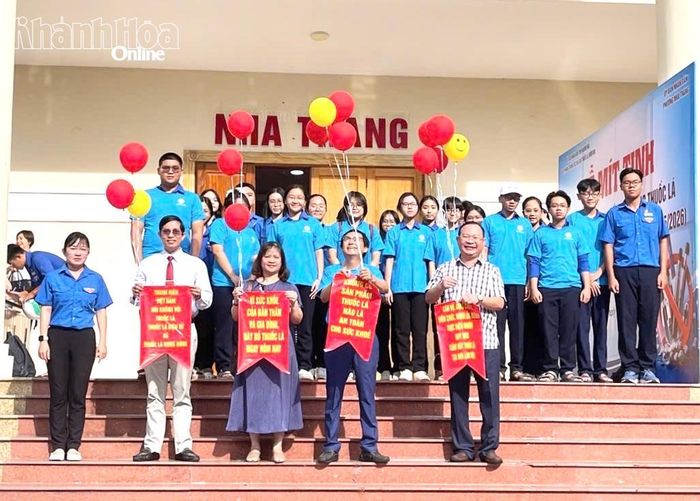 Các đại biểu cùng thả bong bóng truyền thông về Ngày Thế giới không thuốc lá.