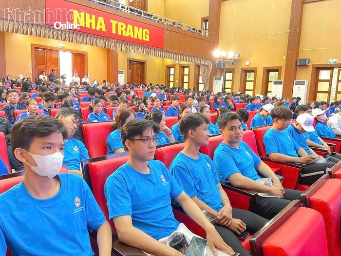 Đoàn viên thanh niên tham gia lễ mít tinh.