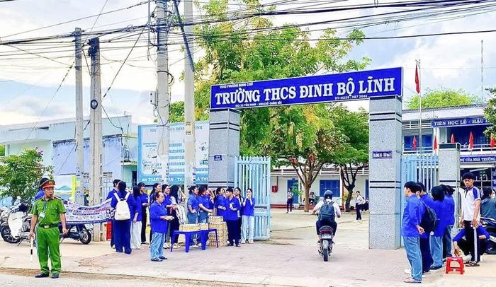 Công an phường Ninh Chử làm nhiệm vụ đảm bảo an ninh trật tự tại điểm thi Trường THCS Đinh Bộ Lĩnh.