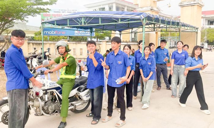 Cảnh sát giao thông sẵn sàng hỗ trợ các thí sinh tại điểm thi Trường THPT Phan Chu Trinh (xã Vĩnh Hải).