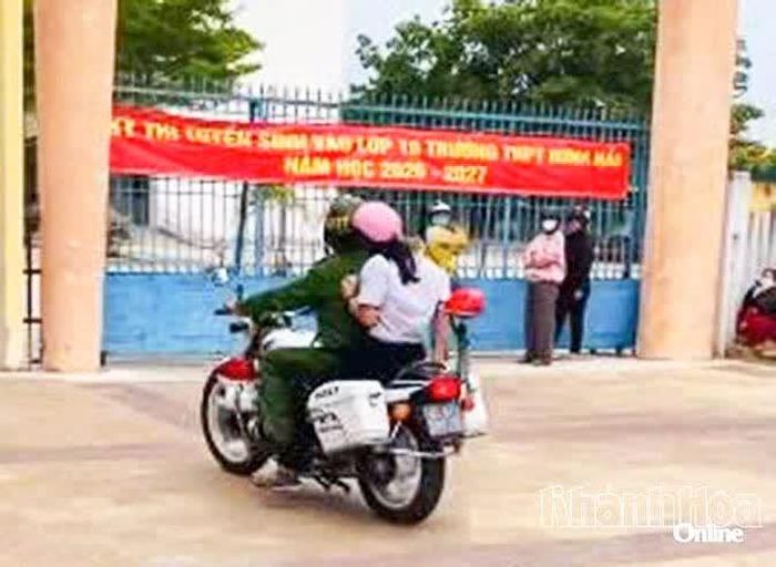 Tại điểm thi Trường THPT Ninh Hải, một thí sinh quên thẻ căn cước đã được lực lượng Công an phường Ninh Chử dùng xe mô tô đưa thí sinh về lấy, sau đó quay trở lại điểm thi kịp thời gian quy định.
