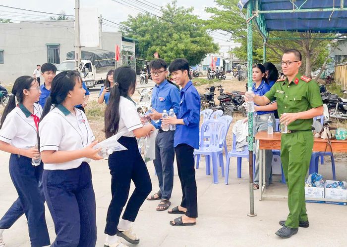Công an xã Vĩnh Hải phối hợp với Đoàn xã hỗ trợ nước uống miễn phí cho các thí sinh tại điểm thi Trường THPT Phan Chu Trinh.
