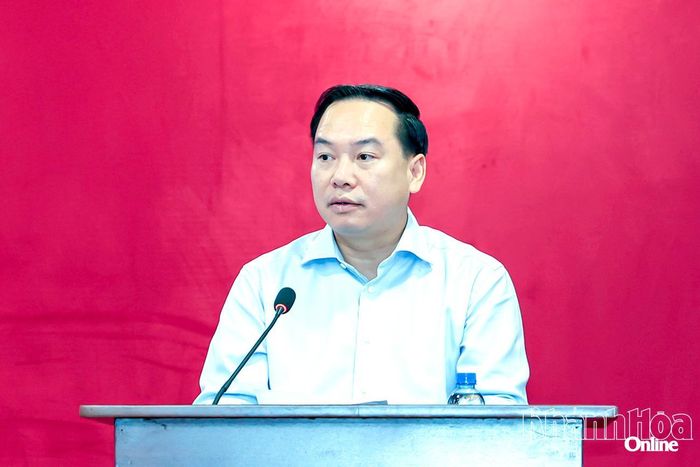 Phó Bí thư Thường trực Tỉnh ủy Hồ Xuân Trường thông qua dự thảo nghị quyết hội nghị.