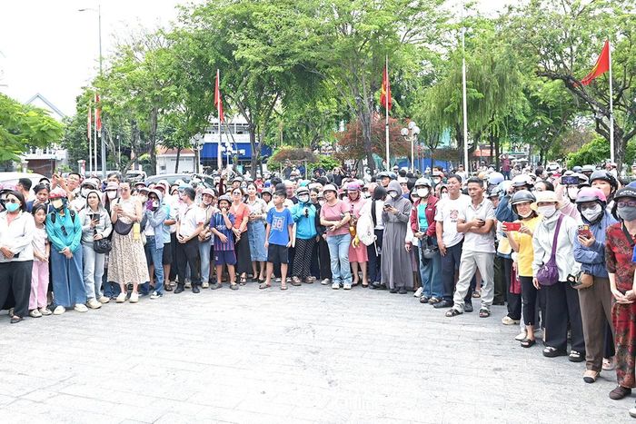 Đông đảo phụ huynh chờ đón con em mình tại điểm thi Trường THCS Thái Nguyên (phường Nha Trang). Ảnh: Vĩnh Thành