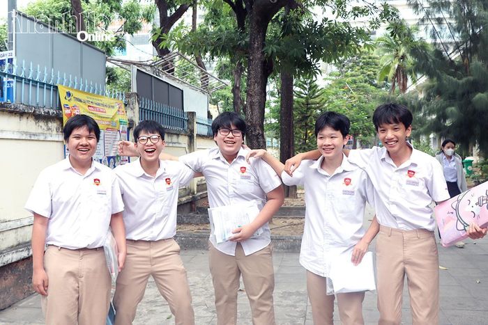 Nhóm thí sinh vui vẻ sau khi hoàn thành môn thi đầu tiên.