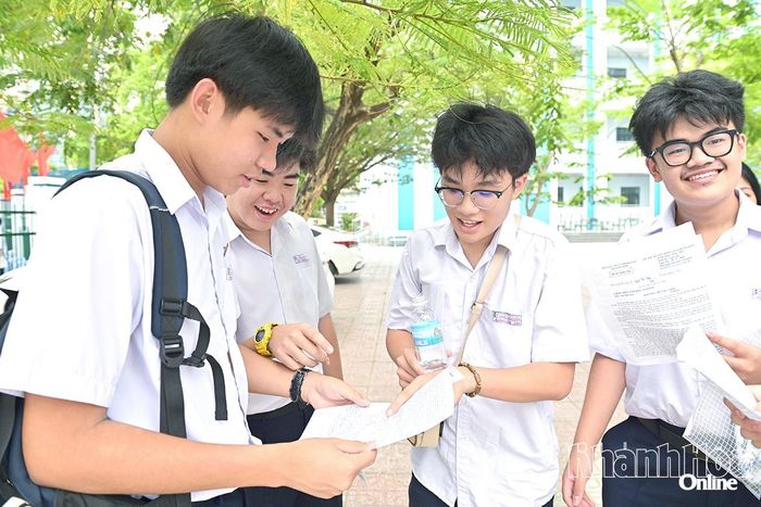 Các thí sinh trao đổi sau môn thi Ngữ văn. Ảnh: Vĩnh Thành