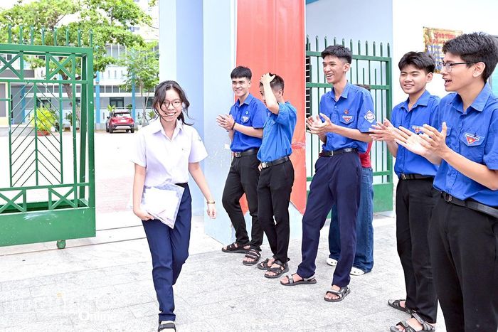 Thí sinh đầu tiên ra khỏi điểm thi Trường THCS Thái Nguyên (phường Nha Trang). Ảnh: Vĩnh Thành