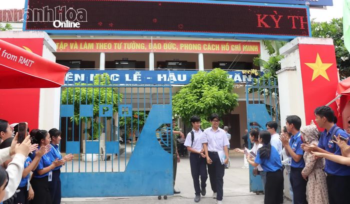 Những thí sính đầu tiên ra khỏi phòng thi tại điểm thi Trường THPT Lý Tự Trọng (phường Nha Trang).