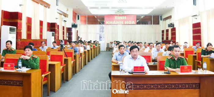 Phó Chủ tịch UBND tỉnh Trịnh Minh Hoàng cùng các đại biểu dự hội nghị.