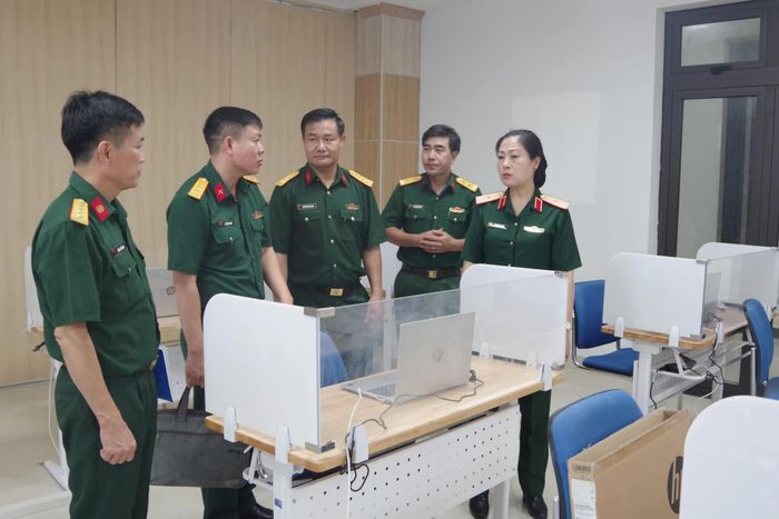 Thiếu tướng, Tiến sĩ Phùng Thị Phú kiểm tra công tác chuẩn bị cho kỳ thi đánh giá năng lực.