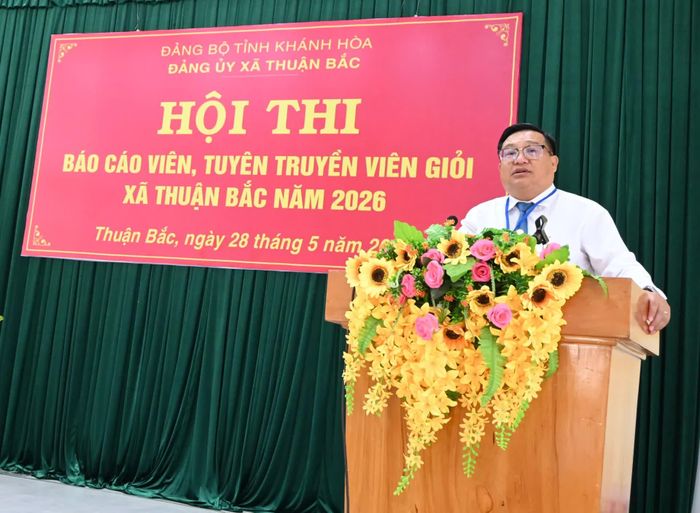 Ông Lữ Phụng Trường - Phó Bí thư Thường trực Đảng ủy xã, Trưởng Ban tổ chức hội thi phát biểu.
