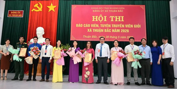 Ban tổ chức trao giải cho các thí sinh.