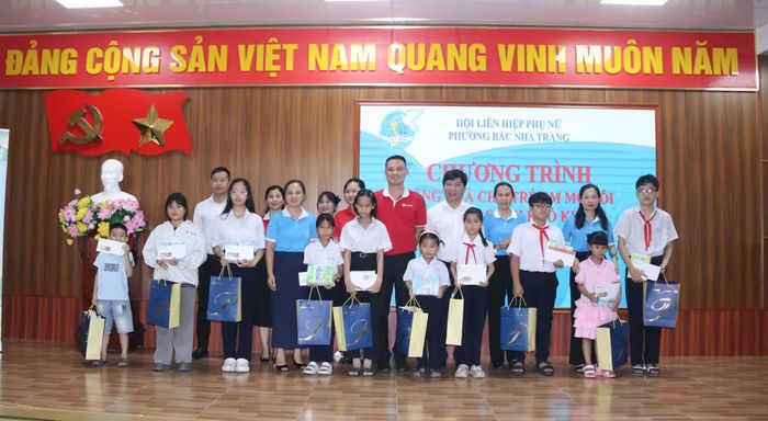 Những phần quà được trao nhằm hỗ trợ, động viên các em nỗ lực vươn lên trong học tập và cuộc sống.
