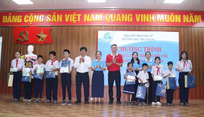 Trao quà cho trẻ em mồ côi có hoàn cảnh khó khăn.