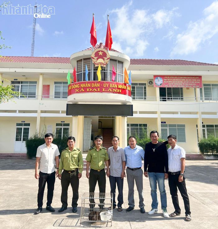 Các đơn vị thực hiện bàn giao cá thể rái cá vuốt bé quý hiếm.
