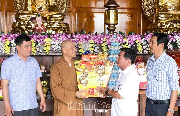 Lãnh đạo xã Đại Lãnh thăm, chúc mừng chùa Thiên Ân.