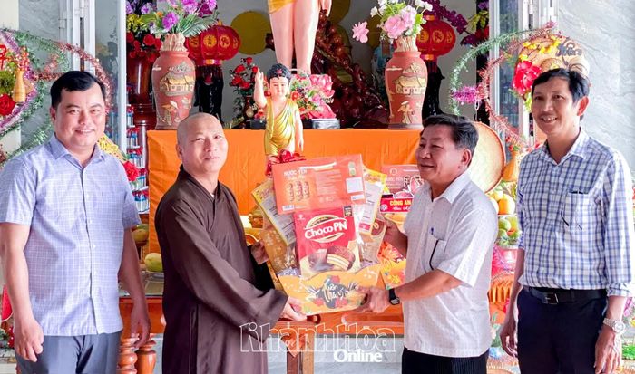 Lãnh đạo xã Đại Lãnh thăm, chúc mừng chùa Phật Môn.