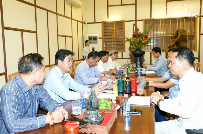 Đồng chí Nguyễn Long Biên mong muốn Công ty Trầm hương Khánh Hòa ATC tích cực tham gia các hoạt động, sự kiện văn hóa, du lịch của tỉnh.
