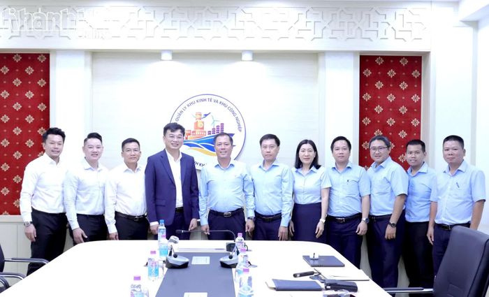 Đại diện Ban Quản lý Khu kinh tế và Khu công nghiệp tỉnh và Công ty Cổ phần Tập đoàn BIN Corporation tại buổi làm việc.