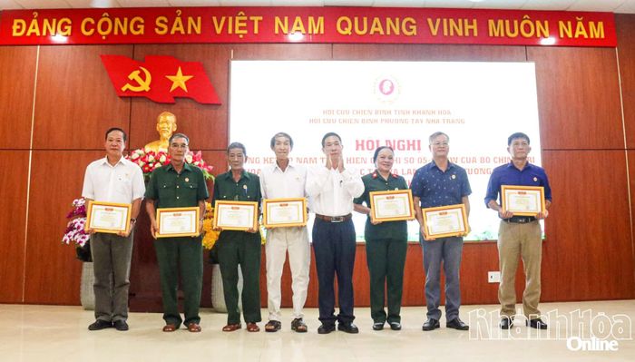 Lãnh đạo Hội Cựu chiến binh phường Tây Nha Trang trao biểu dương cho các cá nhân.
