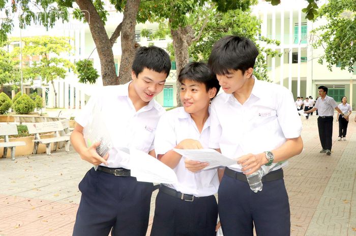 Thí sinh trao đổi bài thi tại điểm thi Trường THPT Nguyễn Văn Trỗi (phường Nha Trang) sau buổi thi Toán.