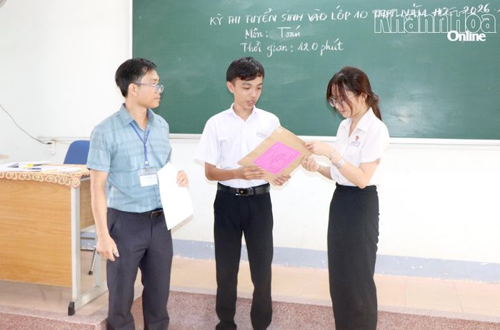 Thí sinh kiểm tra dấu niêm phong đề thi Toán tại điểm thi Trường THPT Đoàn Thị Điểm (xã Suối Dầu).