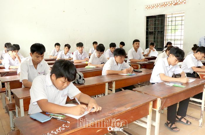 Thí sinh điền thông tin vào giấy thi môn Toán tại điểm thi Trường THPT Đoàn Thị Điểm (xã Suối Dầu).