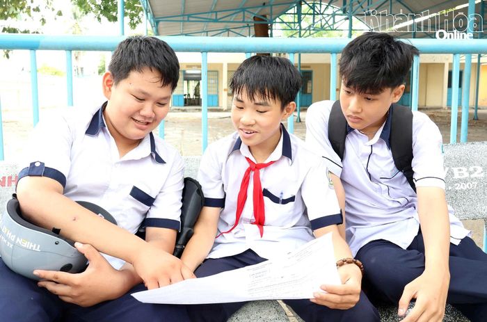 Thí sinh trao đổi bài thi tại điểm thi Trường THPT Tháp Chàm (phường Bảo An) sau buổi thi Toán. Ảnh: LÂM ANH