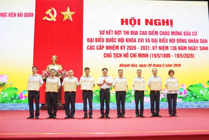 Lãnh đạo học viện trao thưởng cho tác giả, nhóm tác giả đạt giải Cuộc thi chính luận bảo vệ nền tảng tư tưởng của Đảng cấp học viện.
