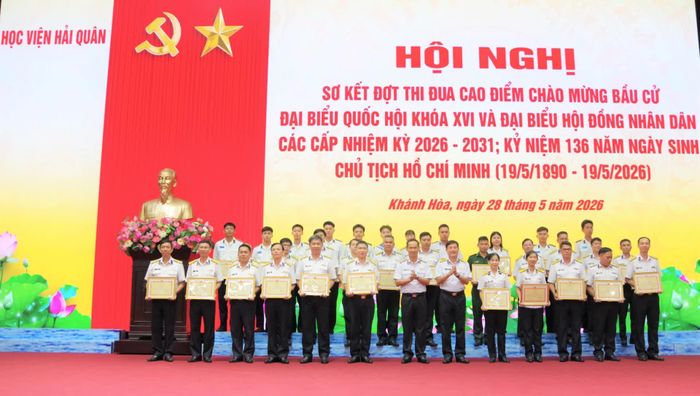 Lãnh đạo học viện trao thưởng cho các tập thể, cá nhân có thành tốt trong đợt thi đua cao điểm.