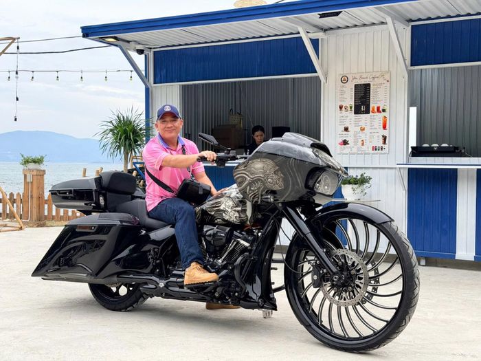 Thành viên Câu lạc bộ Kỵ sĩ Sói hào hứng chuẩn bị trưng bày xe để giao lưu cùng biker cả nước.