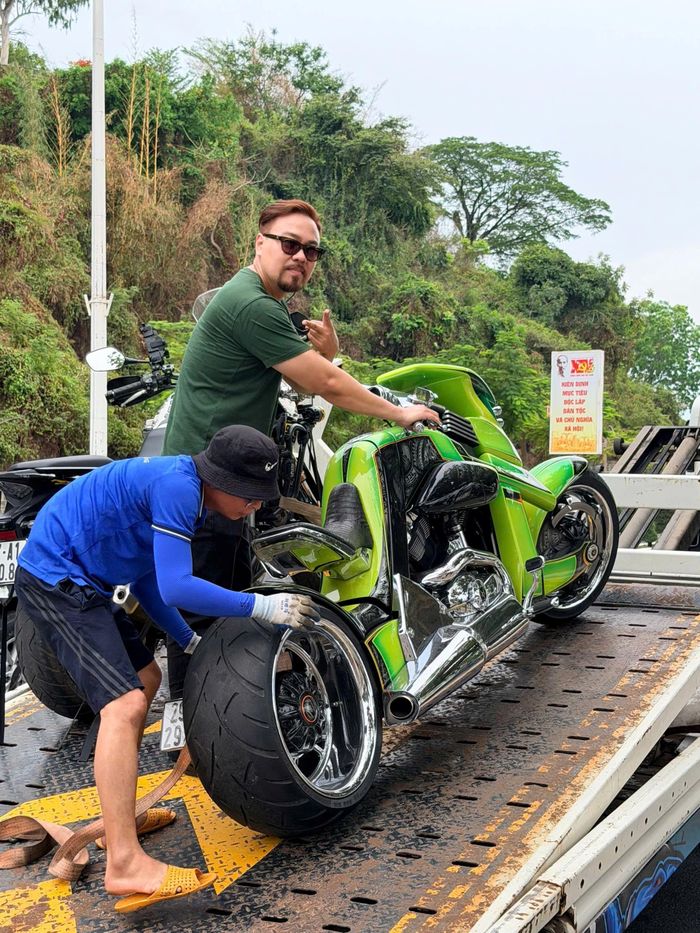 Các thành viên Câu lạc bộ Kỵ sĩ Sói di chuyển xe đến Nha Trang.