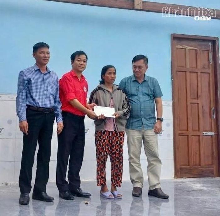 Trao hỗ trợ cho hộ gia đình ở xã Anh Dũng bị ảnh hưởng bởi lốc xoáy.