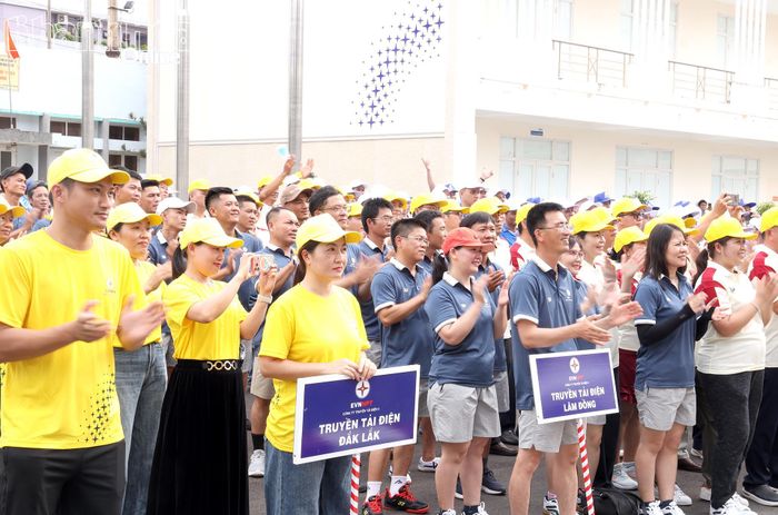 Hội thao thu hút 6 đội tham dự.
