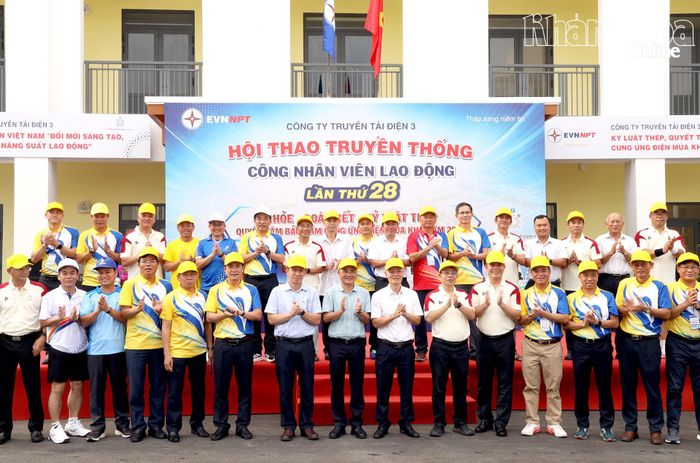 Lãnh đạo Công ty Truyền tải điện 3 chụp hình với các đoàn tham dự hội thao.