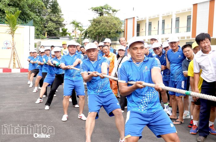Các vận động viên tranh tài ở môn thi kéo co.
