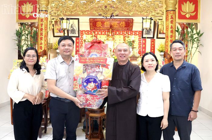 Đoàn đến thăm Thượng tọa Thích Thiện Phước.