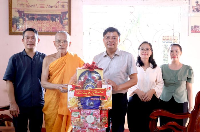 Đoàn đến thăm Hòa thượng Thích Giác Dũng.
