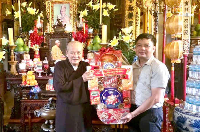 Đoàn đến thăm Hòa thượng Thích Đức Thành.