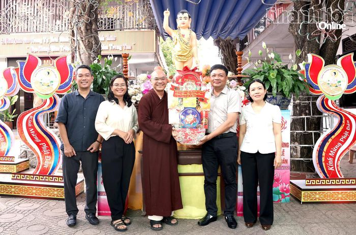 Đoàn đến thăm Thượng tọa Thích Huệ Giáo.
