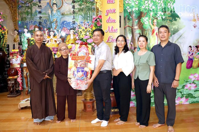 Đoàn đến thăm Sư Thái Ngọc Huy.