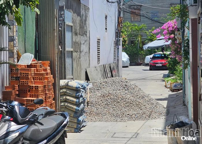Hộ dân đổ vật tư xây dựng lấn chiếm lòng đường ở hẻm đường Lê Hồng Phong ngày 25-5 (hiện nay đã khắc phục). Ảnh: Phòng Kinh tế, Hạ tầng và Đô thị phường Nha Trang