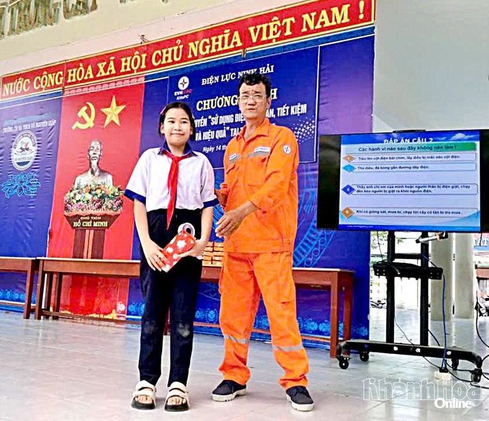 Học sinh nhận quà sau phần trả lời câu hỏi tại chương trình tuyên truyền sử dụng điện an toàn, tiết kiệm do Điện lực Ninh Hải tổ chức.