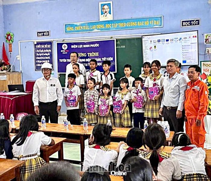 Điện lực Ninh Phước trao quà cho học sinh có hoàn cảnh khó khăn tại Trường Tiểu học Hữu Đức, xã Phước Hữu.